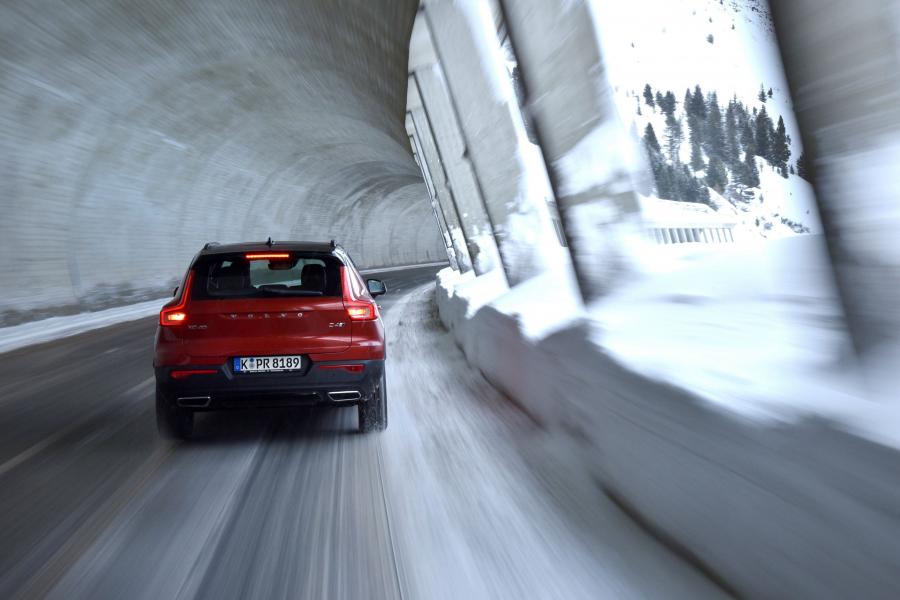  Volvo XC40 D4 R-Design 2017 года  (WW) (фото 3 из 44)